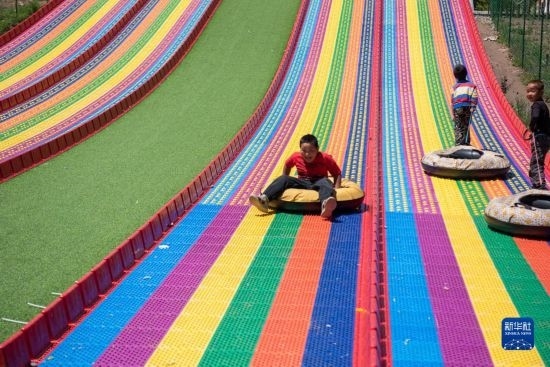 8月12日，小朋友在寧夏固原市涇源縣大灣鄉(xiāng)楊嶺村玩耍。新華社記者 李旭倫 攝