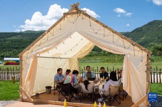 8月12日，游客在寧夏固原市涇源縣大灣鄉(xiāng)楊嶺村品嘗當(dāng)?shù)孛朗?。新華社記者 李旭倫 攝