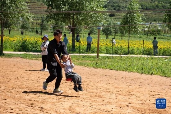 8月12日，游客在寧夏固原市涇源縣大灣鄉(xiāng)楊嶺村玩耍。新華社記者 李旭倫 攝