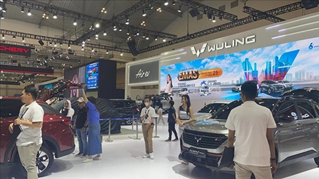 印尼消費(fèi)者參觀上汽五菱的展臺(tái)。趙世祺 攝