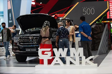 印尼消費(fèi)者參觀長(zhǎng)城汽車的展臺(tái)。趙猛 攝