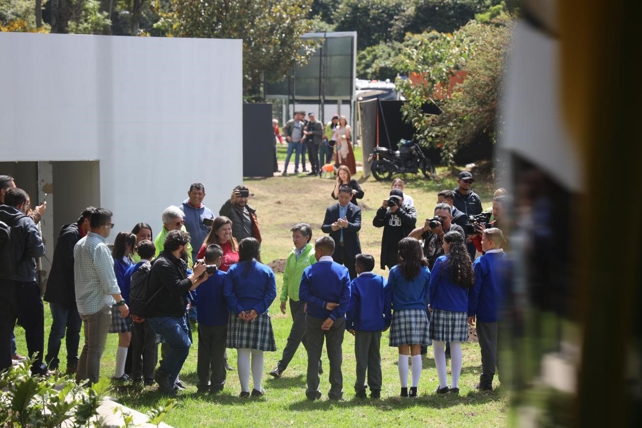 波哥大市長克勞迪婭·洛佩茲與參加活動的學(xué)生代表交流。中國港灣波哥大地鐵一號線項目供圖