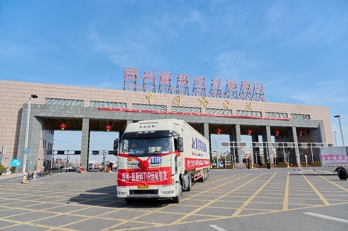 2023年2月20日，鄭州—莫斯科TIR運(yùn)輸首發(fā)車輛駛出鄭州新鄭綜合保稅區(qū)。新鄭海關(guān)供圖