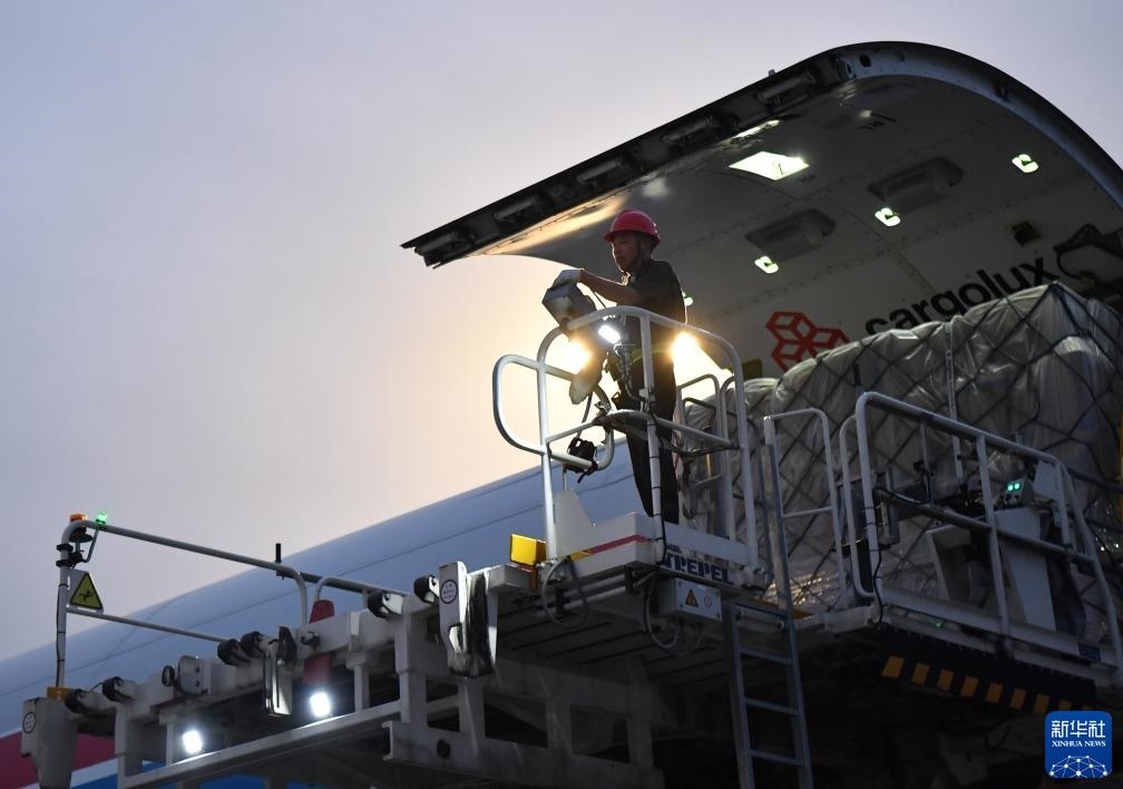 8月1日，工作人員在中國鄭州新鄭國際機場為一架盧森堡貨航貨機裝貨。新華社記者 李嘉南 攝