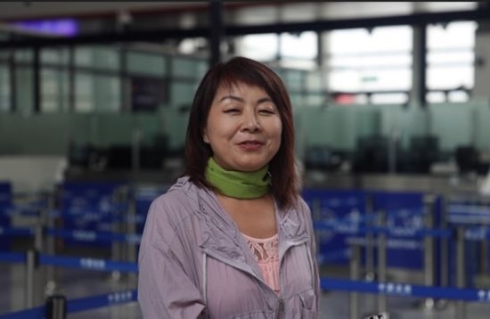 7月22日，曾經(jīng)在老撾瑯勃拉邦工作過3年的加拿大華僑孫月玲乘坐中老鐵路國際旅客列車從中國出境。衛(wèi)海林 攝