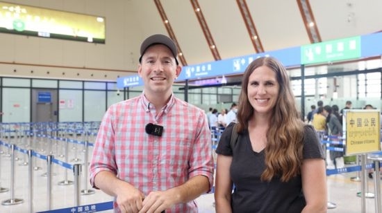 6月13日，來(lái)自美國(guó)的德拉古（Dragoo）夫婦將首次乘坐中老鐵路國(guó)際旅客列車從中國(guó)出境。李揚(yáng) 攝