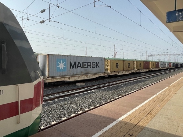 亞吉鐵路吉布提那噶德車站的貨運車廂。人民網(wǎng)記者 趙艷紅攝