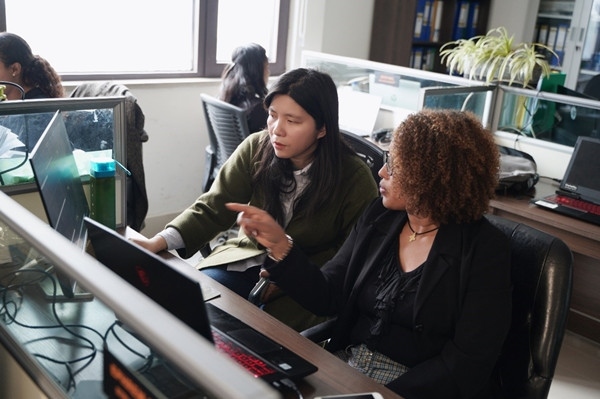 梅德哈妮（右）與中國同事討論設計方案。受訪對象供圖