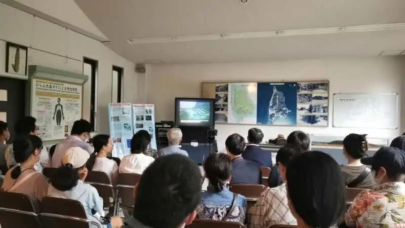 觀看日軍發(fā)動毒氣戰(zhàn)的影像資料。中國駐大阪總領(lǐng)事館供圖