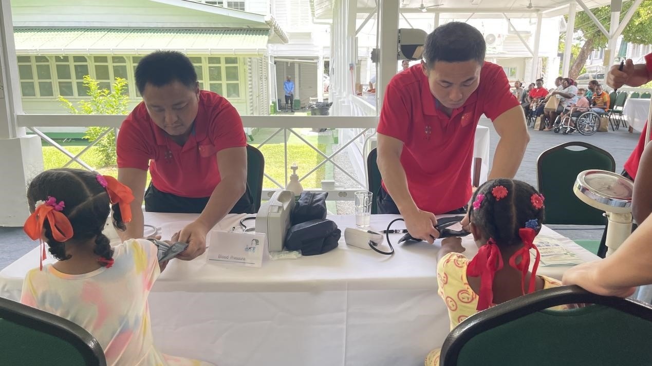 醫(yī)療隊員為福利院兒童進(jìn)行檢查。第18期援圭亞那醫(yī)療隊供圖