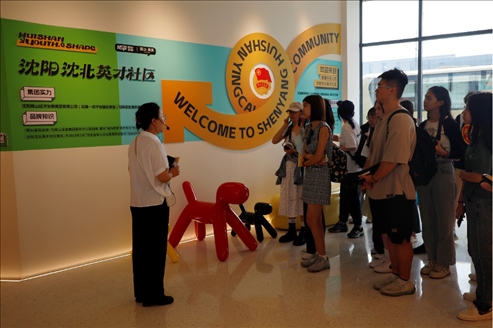 記者團在輝山英才社區(qū)采訪。北京外國語大學(xué) 許青攝