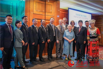 張家界文化旅游推介會(huì)部分嘉賓合影。人民網(wǎng) 郭錦標(biāo)攝