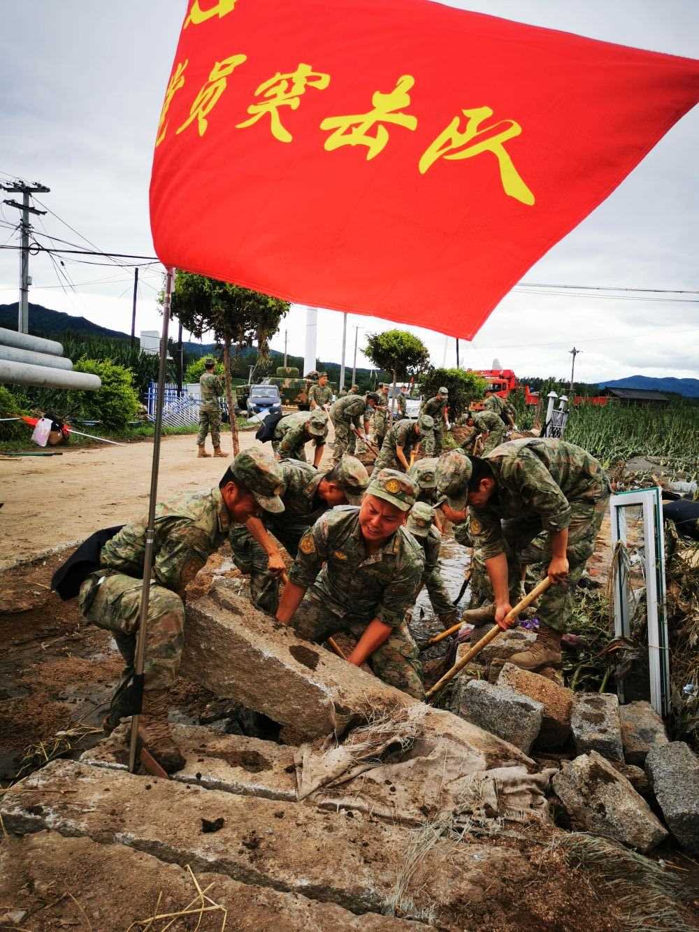 8月7日，陸軍第78集團(tuán)軍某旅組織黨員突擊隊(duì)在吉林舒蘭市七里鄉(xiāng)清理路障。新華社發(fā)（劉洋 攝）