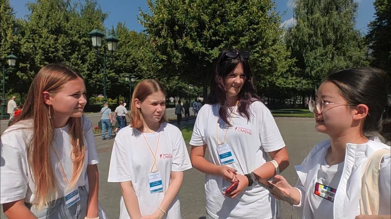 調(diào)研團(tuán)在街頭采訪。北京外國(guó)語(yǔ)大學(xué)供圖