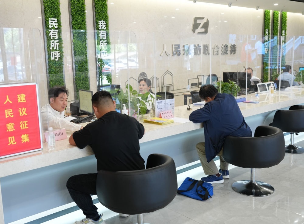 在杭州市余杭區(qū)社會治理中心，工作人員在接待前來上訪的群眾（5月25日攝）。新華社記者 翁忻旸 攝