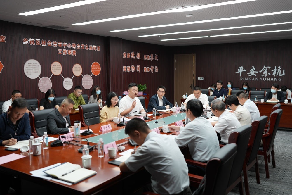 浙江省信訪局領(lǐng)導(dǎo)和相關(guān)領(lǐng)導(dǎo)組成的下訪團(tuán)在杭州市余杭區(qū)社會治理中心接受群眾上訪（5月25日攝）。新華社記者 翁忻旸 攝