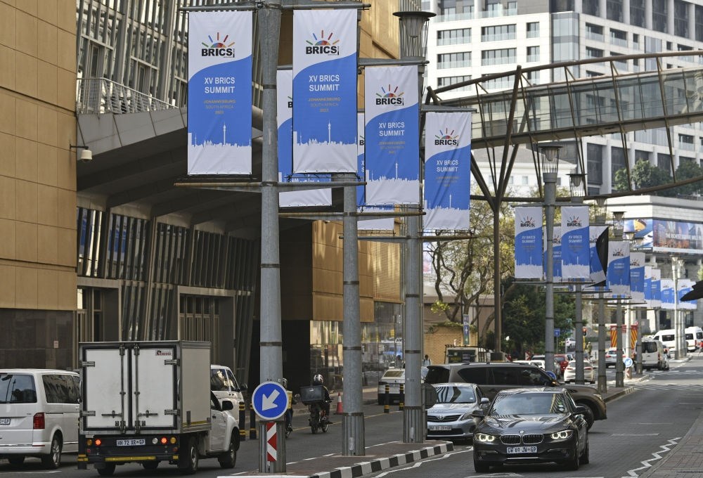 這是8月17日在南非約翰內(nèi)斯堡拍攝的金磚峰會(huì)條幅。金磚國(guó)家領(lǐng)導(dǎo)人第十五次會(huì)晤將于南非約翰內(nèi)斯堡舉行。新華社記者 陳誠(chéng) 攝