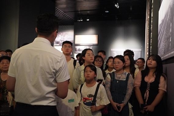 （講解員為記者團(tuán)同學(xué)們講述歷史。北京舞蹈學(xué)院 全峻汐攝