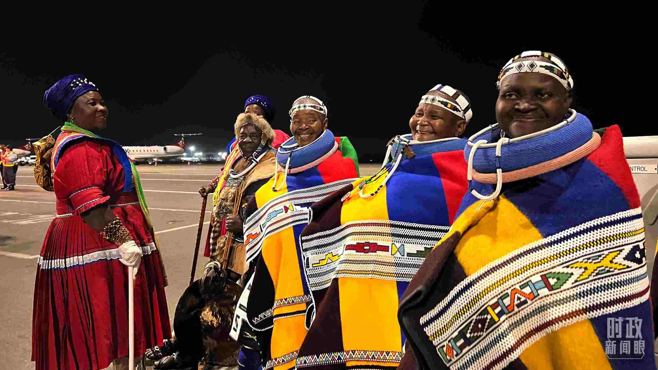 △身穿民族服裝的當(dāng)?shù)孛癖姟＃偱_(tái)央視記者程鋮拍攝）