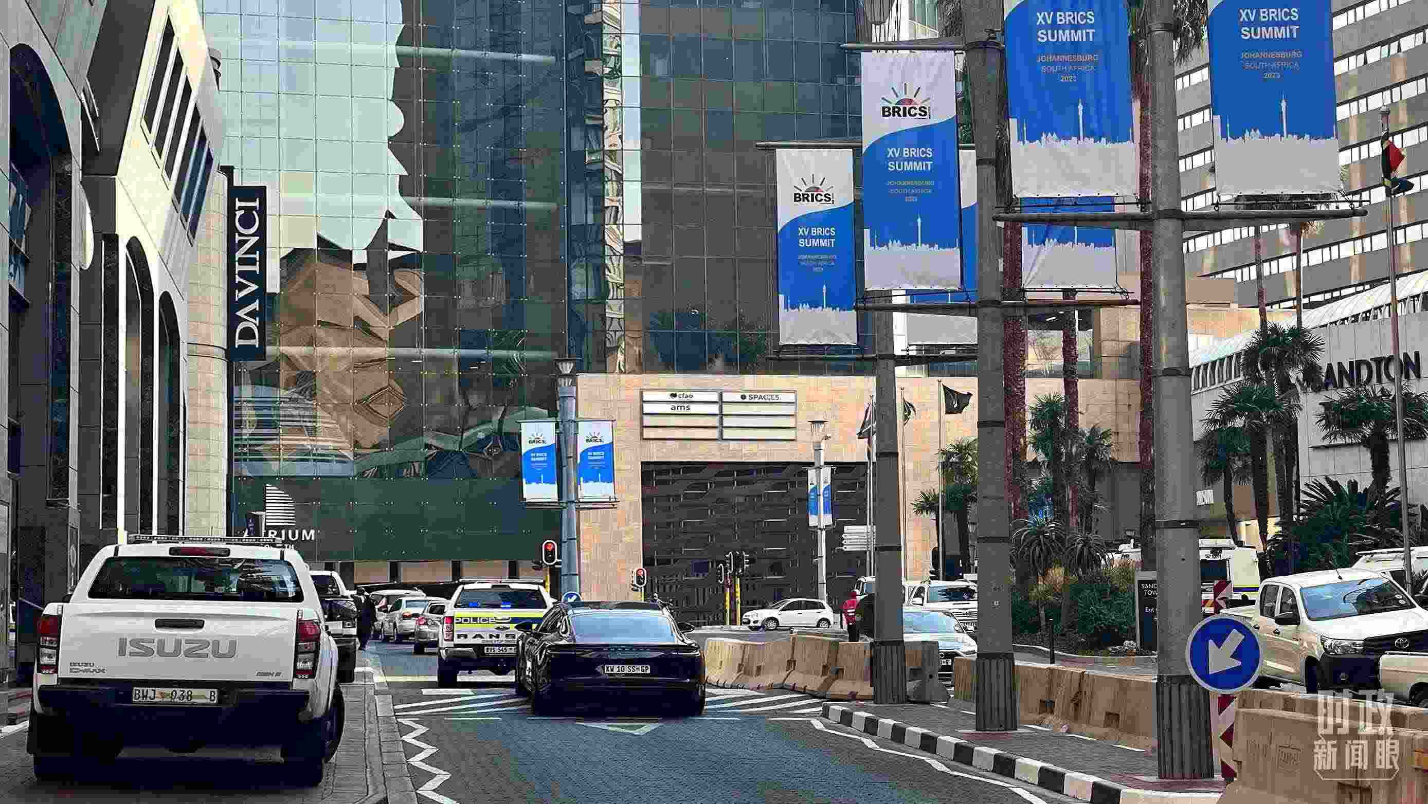 △約翰內(nèi)斯堡，街頭懸掛金磚峰會(huì)條幅。（總臺(tái)央視記者韓銳拍攝）