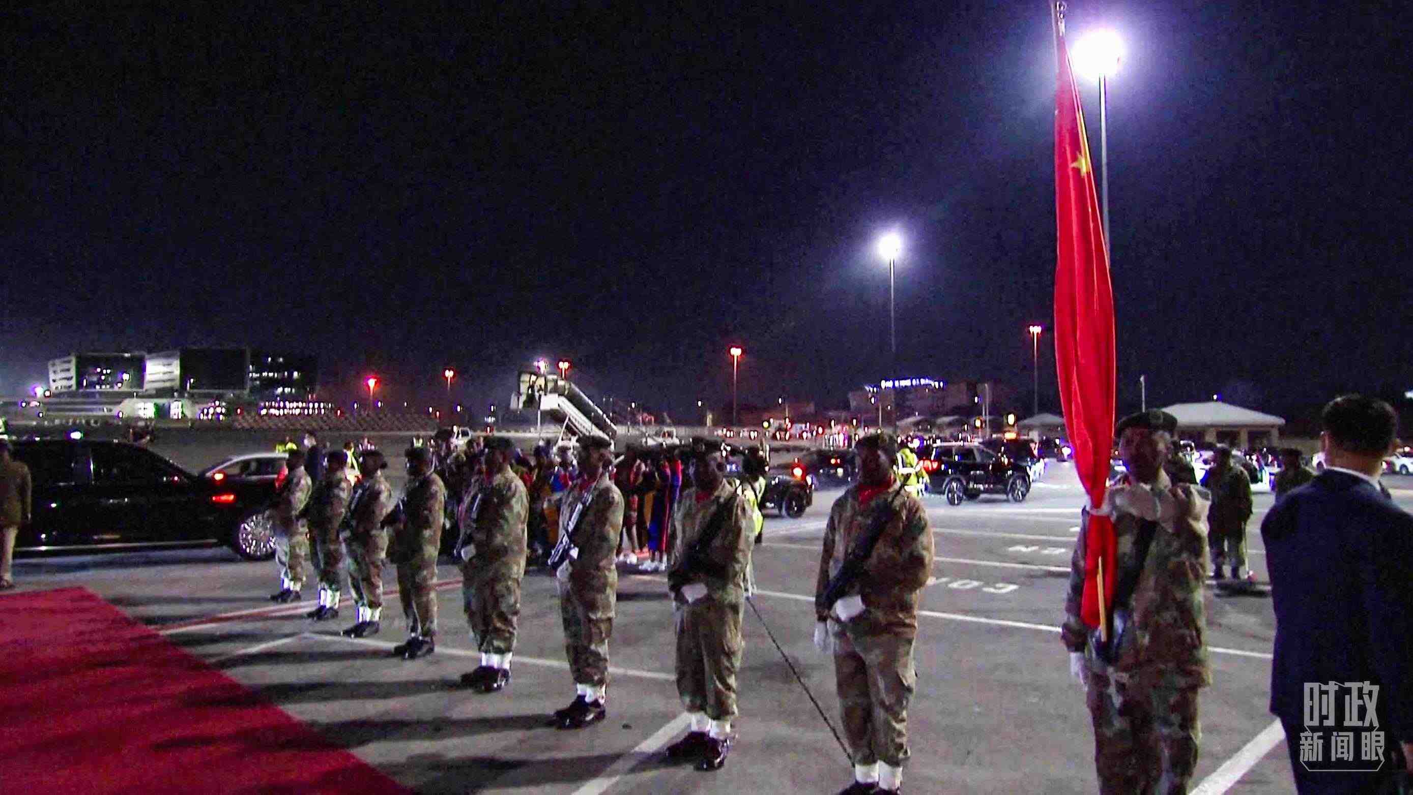 △機(jī)場(chǎng)現(xiàn)場(chǎng)的禮兵。