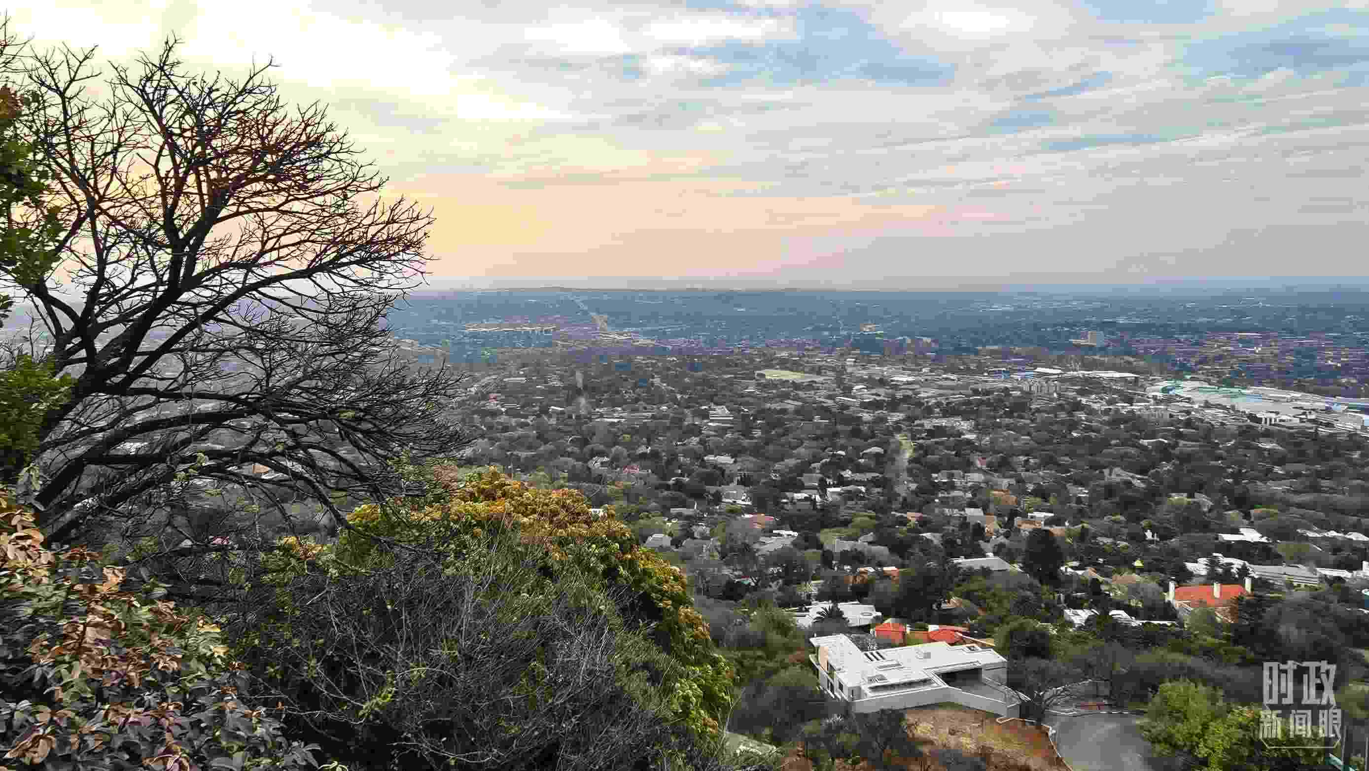 △ 俯瞰南非約翰內(nèi)斯堡。（總臺(tái)央視記者韓銳拍攝）