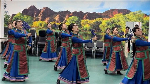 臨潢家園社區(qū)居民在烏蘭牧騎排練廳編排舞蹈。人民網(wǎng)記者 金洪花攝