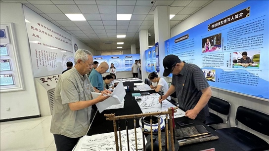 臨潢家園社區(qū)居民在書法練習室練習書法。人民網(wǎng)記者 金洪花攝