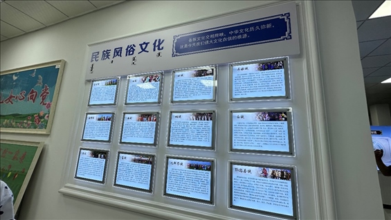社區(qū)服務中心內(nèi)民族風俗文化墻。人民網(wǎng)記者 金洪花攝
