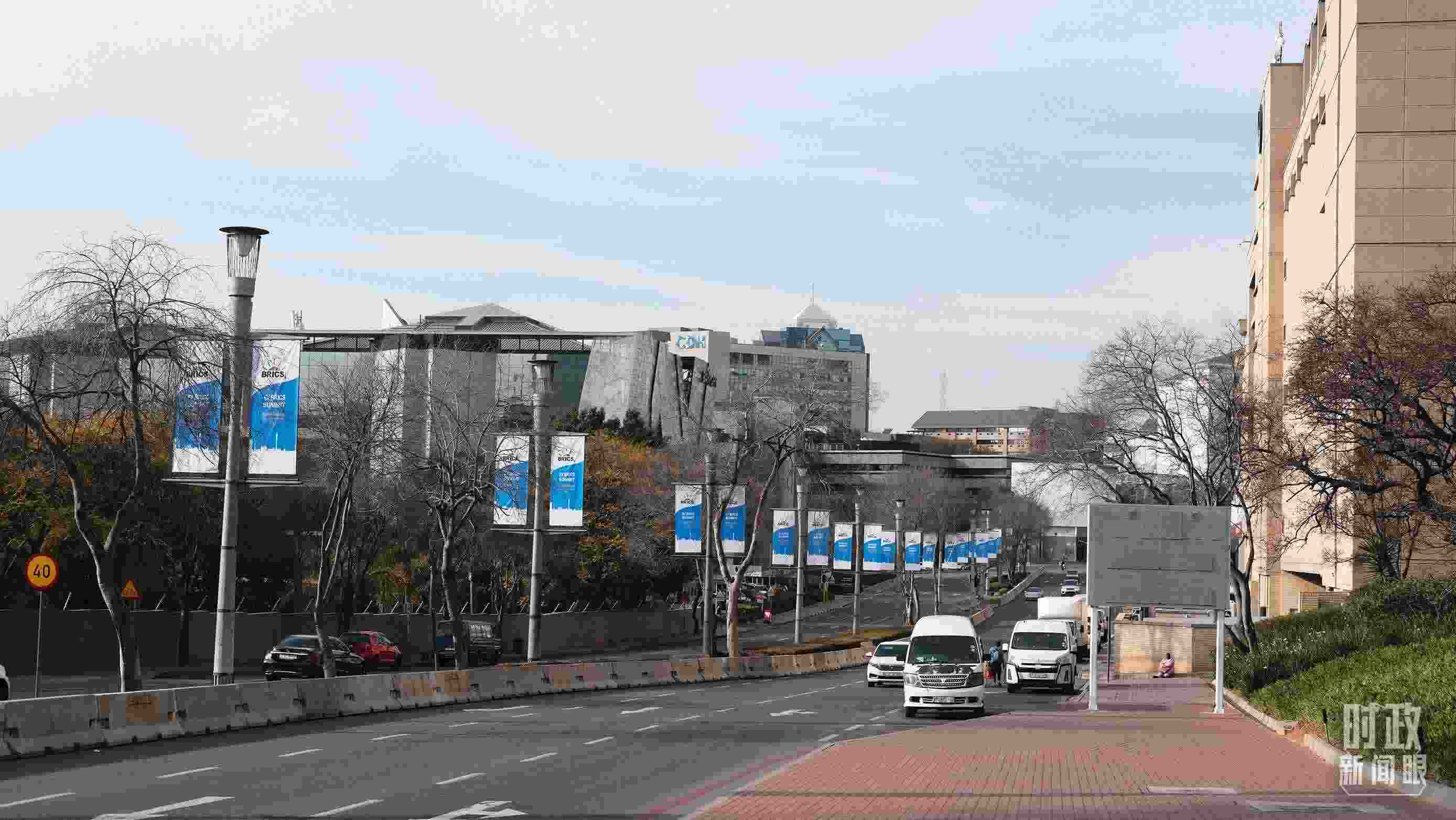 △約翰內(nèi)斯堡，街頭懸掛金磚峰會(huì)條幅。（總臺(tái)央視記者盧心雨拍攝）