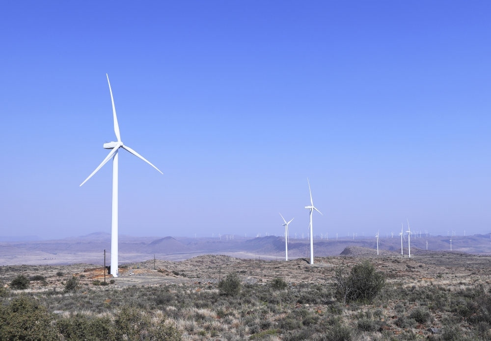 這是在南非北開普省德阿鎮(zhèn)拍攝的德阿風(fēng)電項(xiàng)目風(fēng)機(jī)（2023年8月10日攝）。由中國龍?jiān)措娏瘓F(tuán)南非公司運(yùn)營的德阿風(fēng)電項(xiàng)目每年發(fā)電量超過7.5億千瓦時(shí)，相當(dāng)于節(jié)約20多萬噸標(biāo)準(zhǔn)煤，減排二氧化碳約70萬噸。