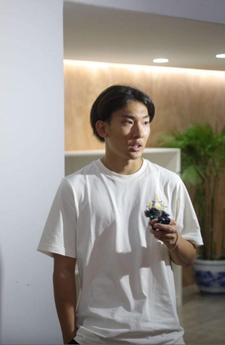 蘇翊鳴接受媒體采訪。