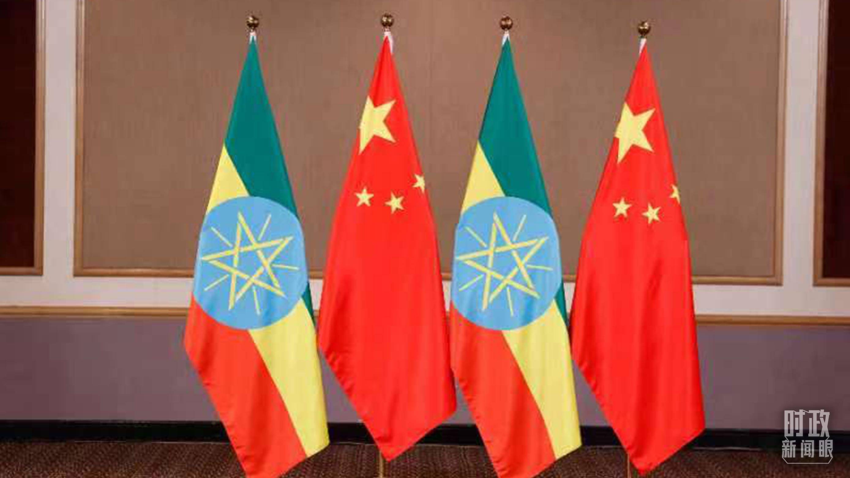 △會見現(xiàn)場的中國、埃塞兩國國旗。（總臺央視記者耿小龍拍攝）