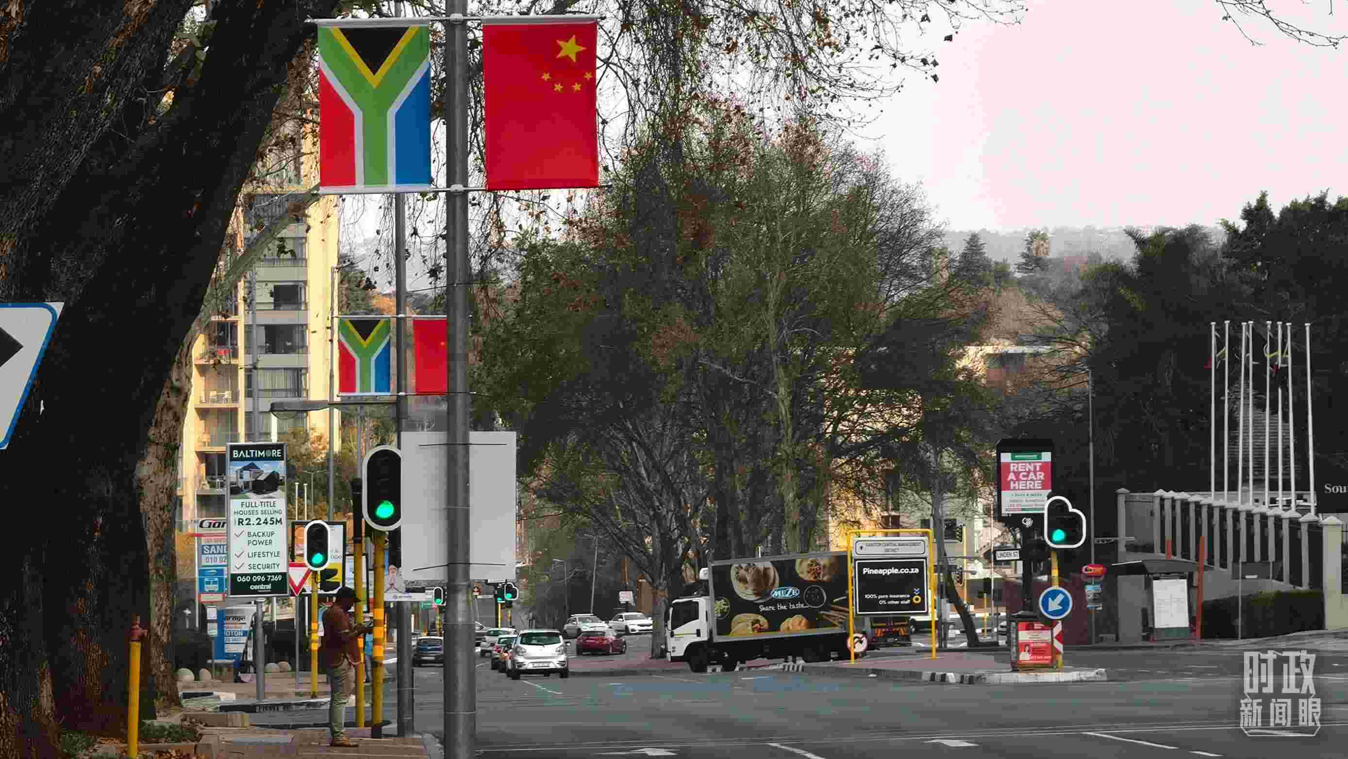 △約翰內(nèi)斯堡街道兩側(cè)懸掛的中國國旗。（總臺央視記者韓銳拍攝）