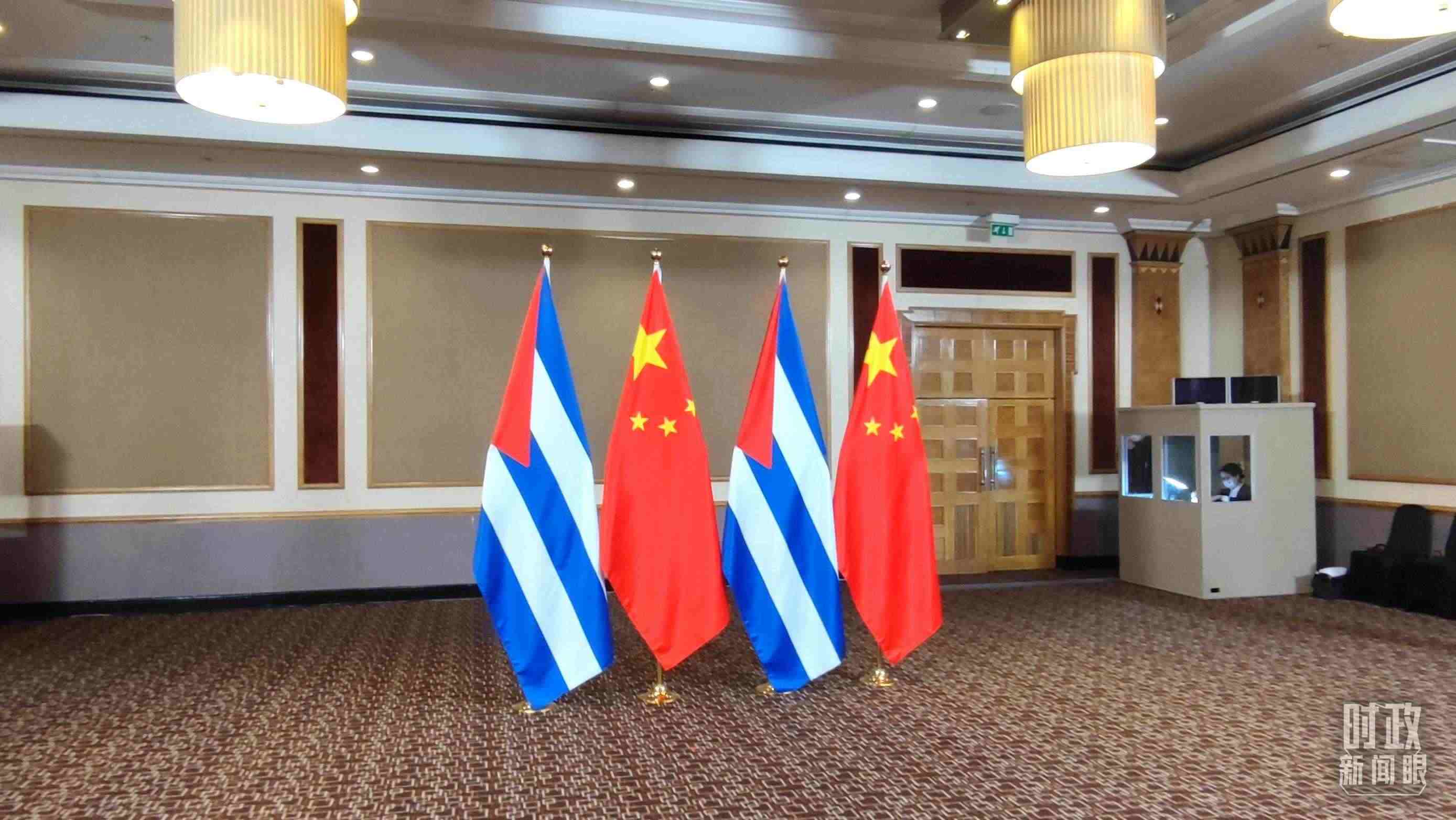 △會見現(xiàn)場的中古兩國國旗。（總臺央視記者耿小龍拍攝）