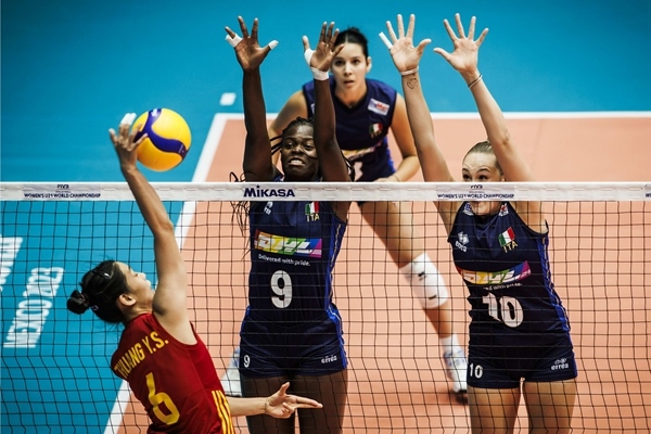 中國(guó)隊(duì)球員莊宇珊(左)在比賽中。圖片來(lái)源：國(guó)際排聯(lián)