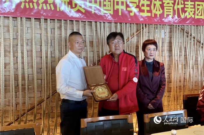 巴西中國(guó)和平統(tǒng)一促進(jìn)會(huì)會(huì)長(zhǎng)王俊曉向中國(guó)中學(xué)生體育代表團(tuán)團(tuán)長(zhǎng)劉立新贈(zèng)送紀(jì)念品。人民網(wǎng)記者 宋亦然攝