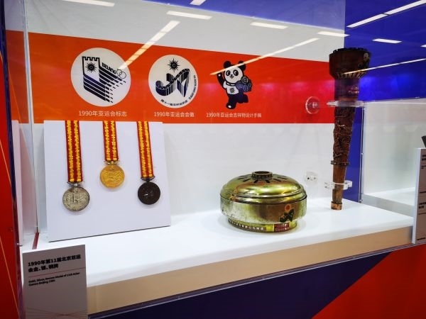 1990年北京亞運會獎牌、火種盒、火炬等展品。 人民網(wǎng)記者 楊磊攝