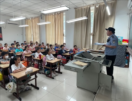 趙超剛在呼家樓中心小學(xué)為學(xué)生們講法治課。受訪者供圖