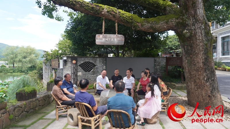 余杭區(qū)徑山鎮(zhèn)小古城村村民在“樟樹下議事”。人民網(wǎng)肖聰聰攝
