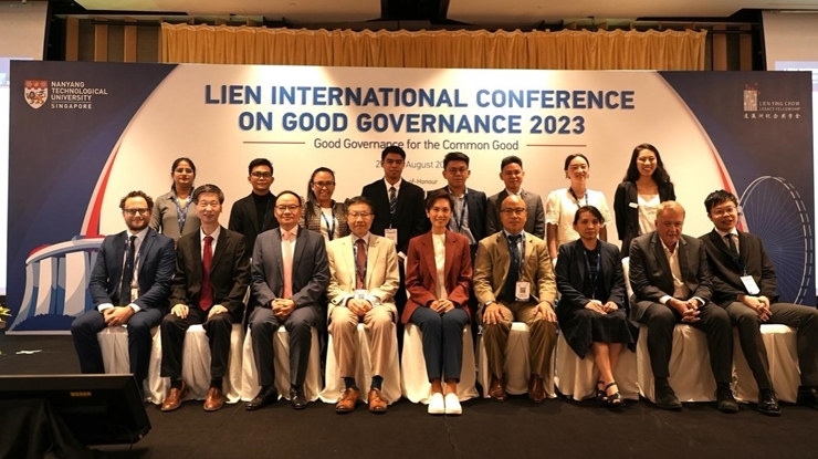 與會(huì)嘉賓和新書的編者及章節(jié)作者合影。新加坡南洋理工大學(xué)供圖