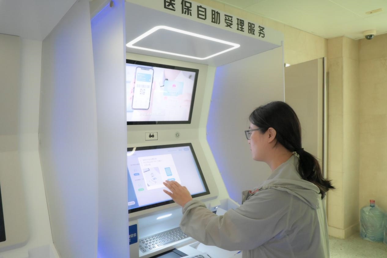 醫(yī)保自助受理服務(wù)機為市民辦理事項提供了又一選擇途徑。人民網(wǎng)記者 張麗瑋攝