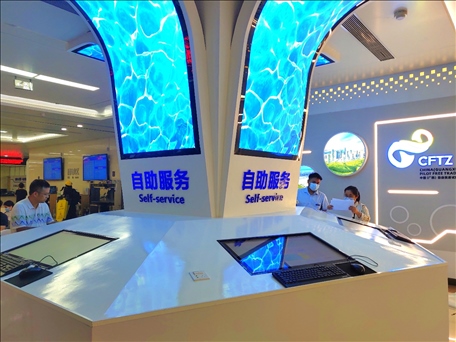 市民在中國(guó)（廣西）自由貿(mào)易區(qū)南寧片區(qū)綜合服務(wù)大廳辦理業(yè)務(wù)。人民網(wǎng) 付華周攝