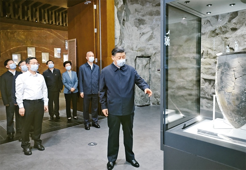 2023年6月2日，中共中央總書記、國家主席、中央軍委主席習近平在北京出席文化傳承發(fā)展座談會并發(fā)表重要講話。這是座談會前，習近平2日下午在中國歷史研究院考察。 新華社記者 鞠鵬/攝