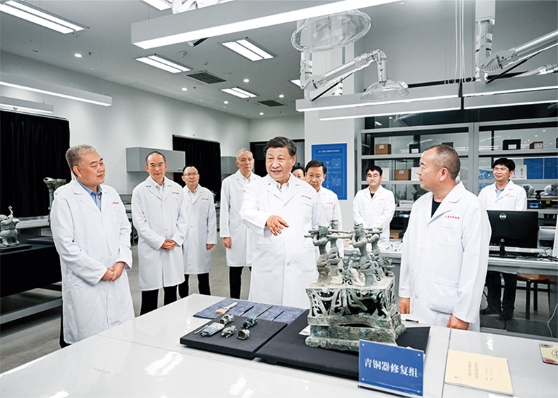 2023年7月25日至27日，中共中央總書記、國家主席、中央軍委主席習近平在四川考察。這是26日下午，習近平在位于德陽市廣漢市的三星堆博物館文物保護與修復館，同現(xiàn)場工作人員親切交流。 新華社記者 謝環(huán)馳/攝