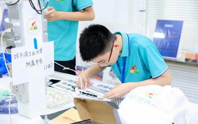 △今年7月，“逐夢蒼穹”科技主題教育活動在北京市八一學(xué)校舉辦。來自全國各地的百余名師生，在動手實踐中學(xué)習(xí)航天知識、提高創(chuàng)新能力。