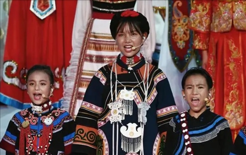 △今年7月，在成都大運會開幕式上，從大山深處走來的孩子們，自信地站在舞臺中央，以歌聲表達對未來的憧憬。