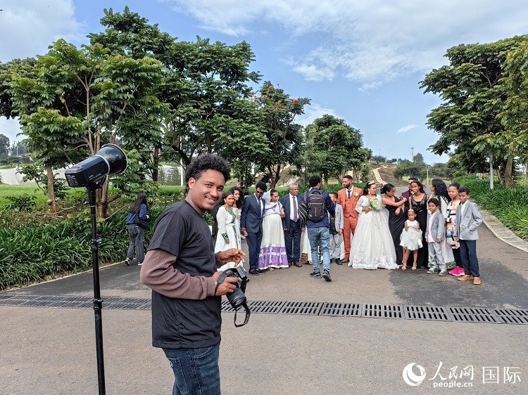 一對新人和親友在亞的斯亞貝巴友誼廣場合影。人民網(wǎng)記者 陳星星攝