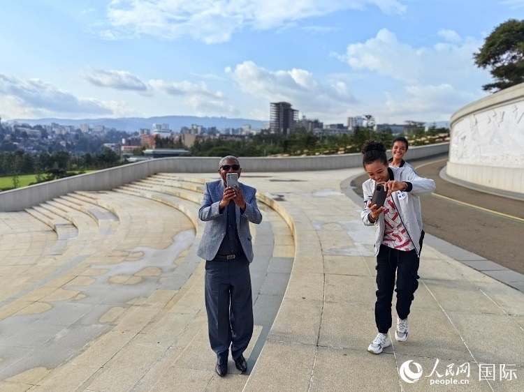 亞的斯亞貝巴友誼廣場的游客與人民網(wǎng)記者互動(dòng)。人民網(wǎng)記者 陳星星攝