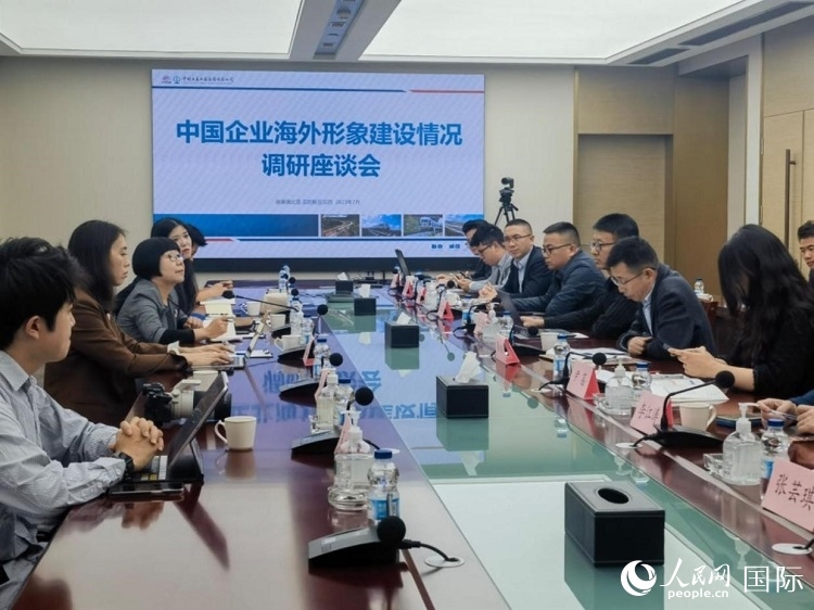 埃塞俄比亞中國商會企業(yè)代表與人民網(wǎng)記者座談。人民網(wǎng)記者 劉寧攝